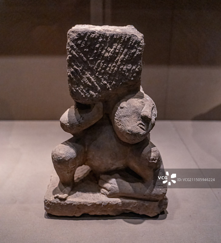 成都博物馆藏文物东汉力士形象石座图片素材
