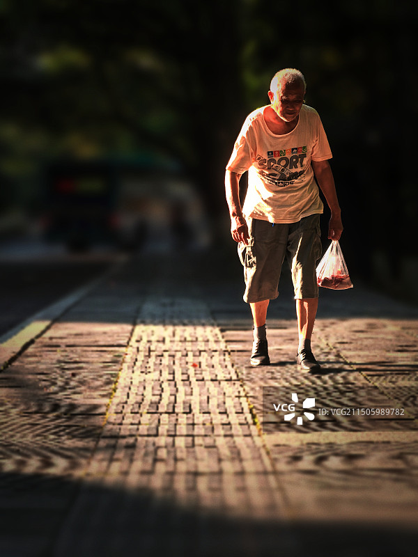 晨光里的老人图片素材