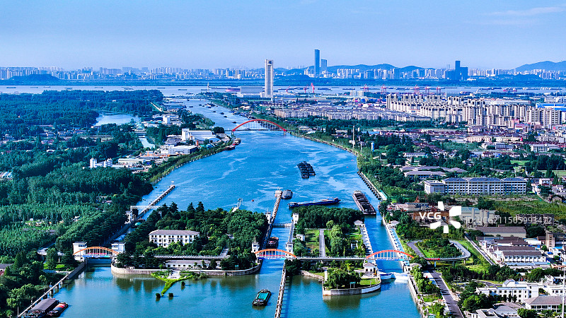 苏北运河与长江交汇口的施桥船闸，京杭大运河扬州段图片素材