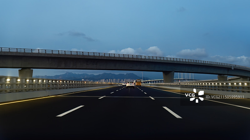 青岛胶州湾跨海大桥高速公路天际线图片素材