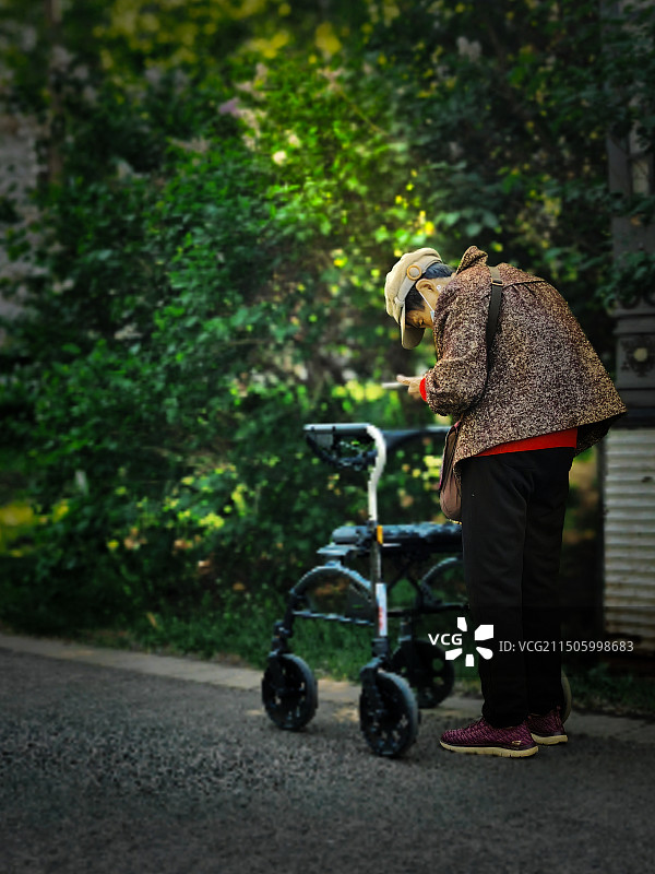 老人也挺忙图片素材