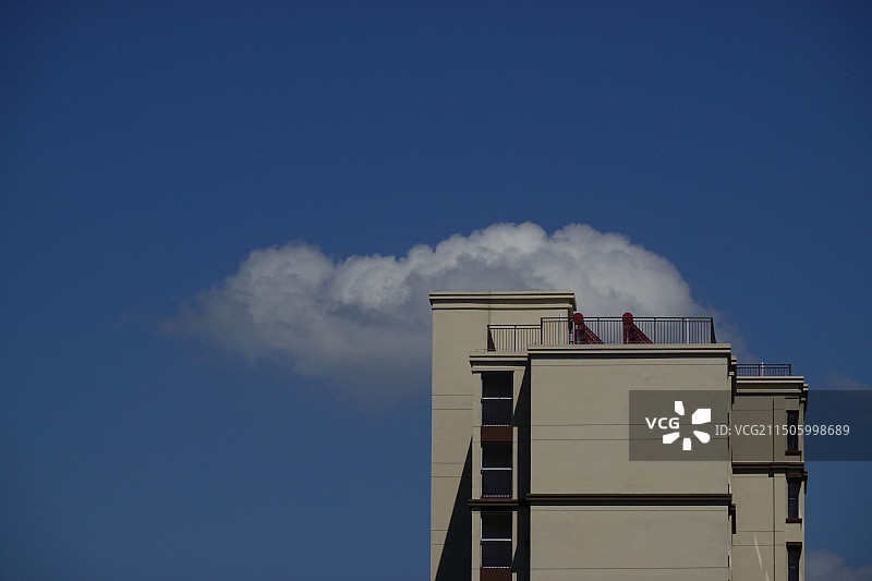向云端：蓝天白天下的建筑物低角度视图图片素材
