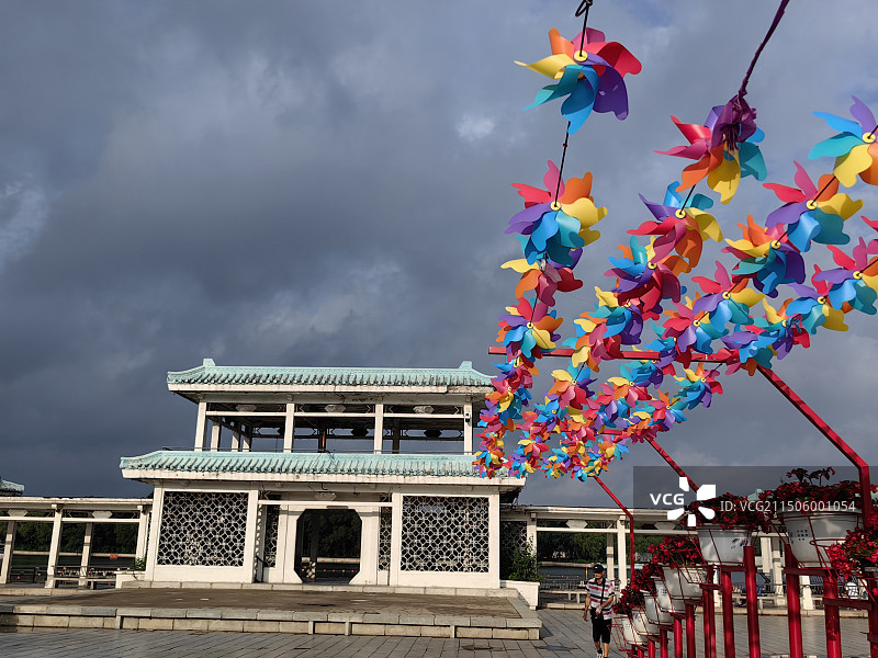 沈阳北陵公园的亭子和风车图片素材