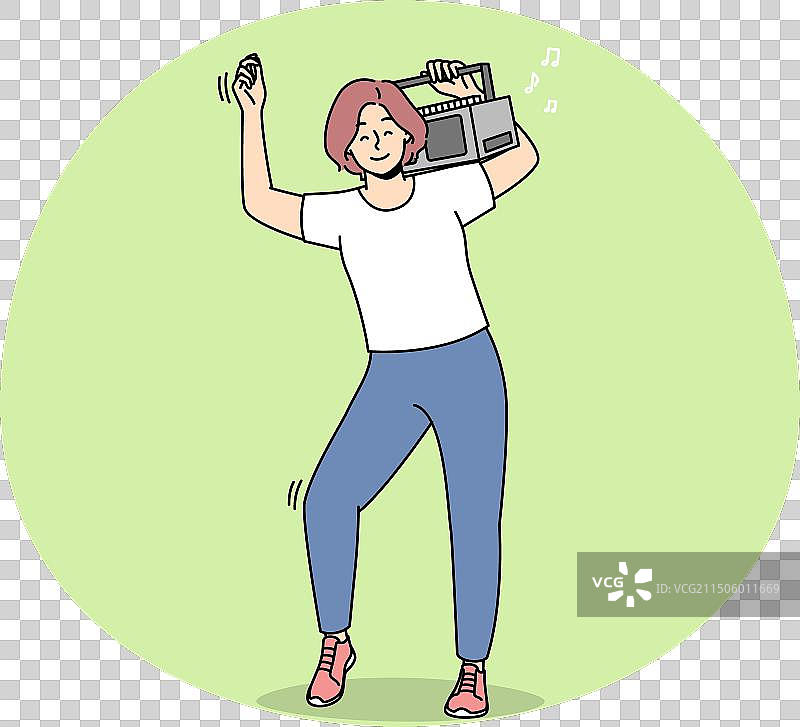 肩扛音响跳舞的快乐女人图片素材