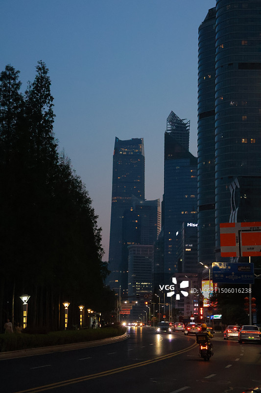 夜晚繁华城市街道马路外卖员车流图片素材