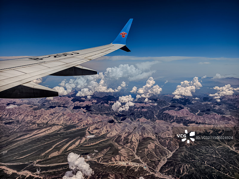 祁连山色入诗心，千里冰封映碧天。图片素材