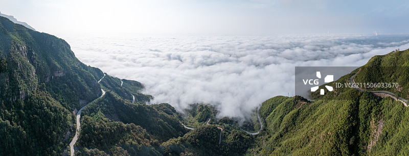 河南省辉县市薄壁镇南太行山区宝泉景区附近雨后云海奇观图片素材