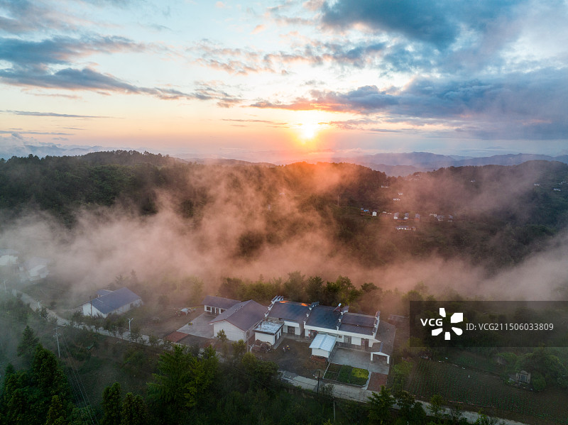 夕阳照亮了安康女娲山上的徽派建筑。图片素材