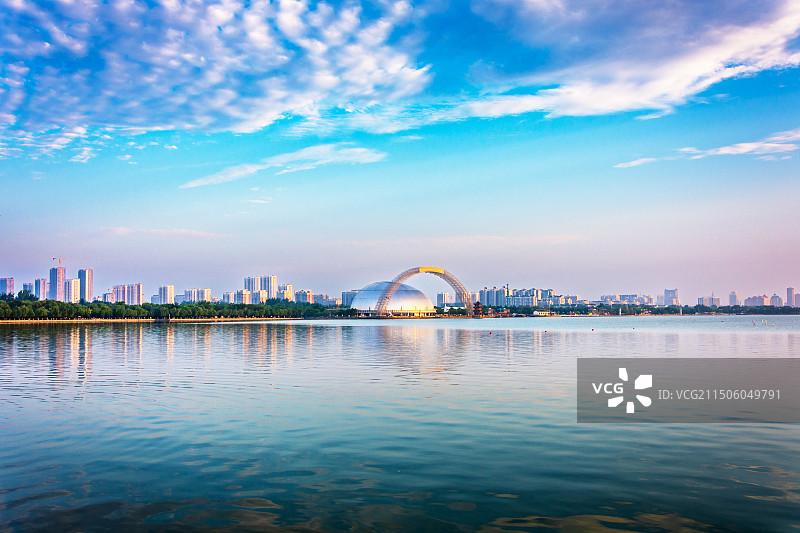 聊城东昌湖畔夏日清凉晨景24.07图片素材