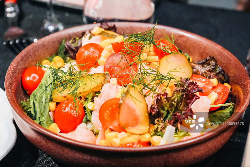 餐桌上碗中沙拉的高角度视图图片素材