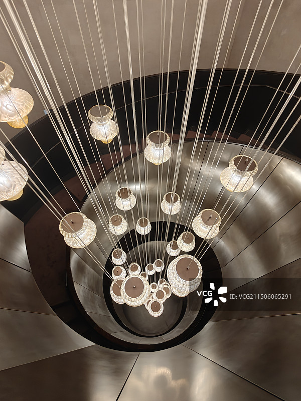 北京宝格丽酒店旋转楼梯吊灯图片素材