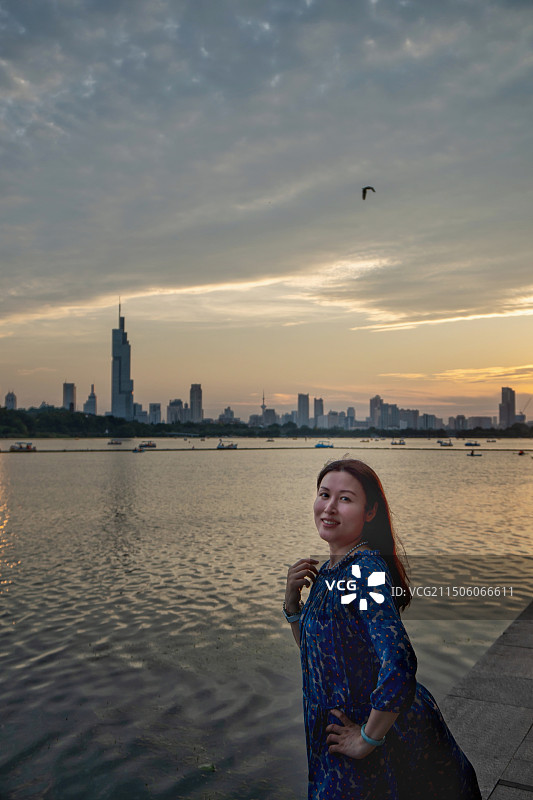 南京玄武湖日落人像图片素材