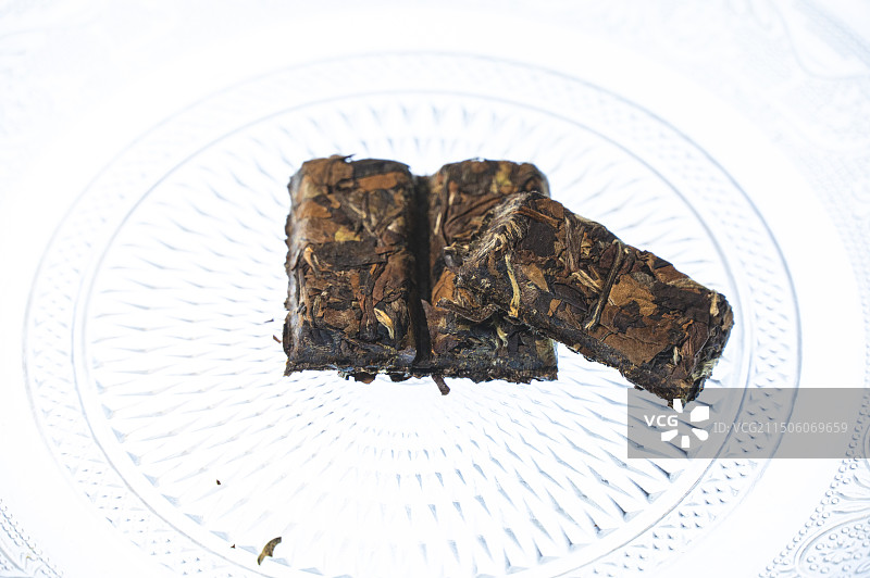 白色背景下白茶、红茶、茉莉花茶、普洱茶的特写镜头图片素材