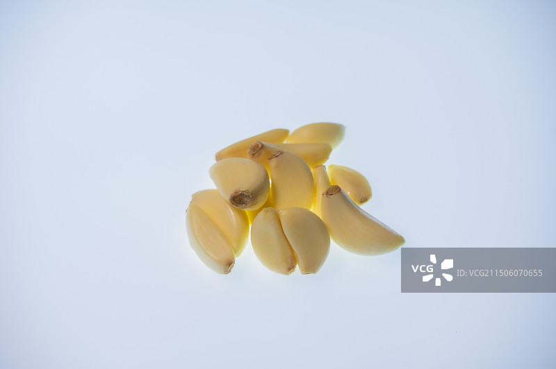 白色背景下大蒜的特写镜头图片素材