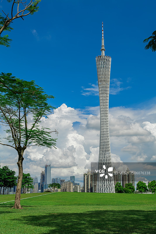 蓝天白云下的广州塔图片素材