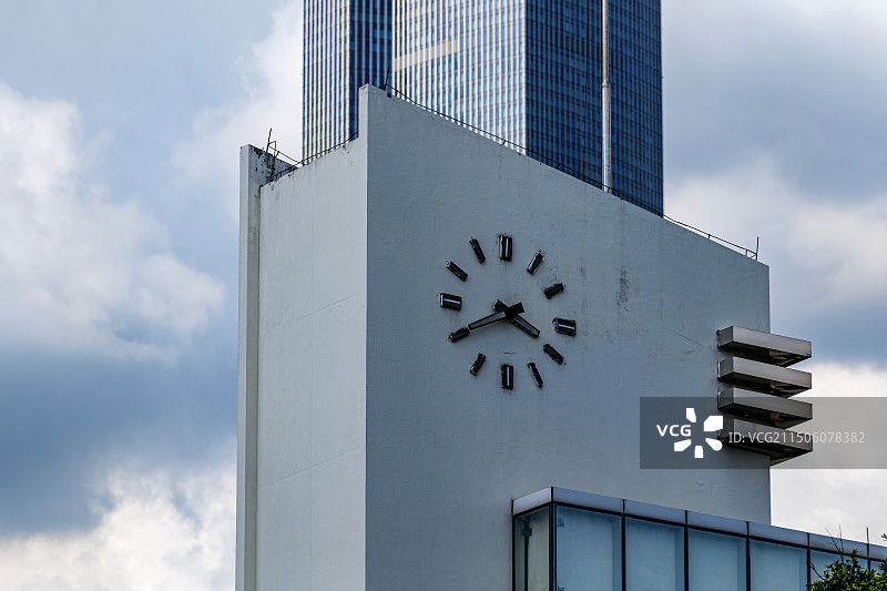 现代城市建筑结构时钟的特写镜头图片素材
