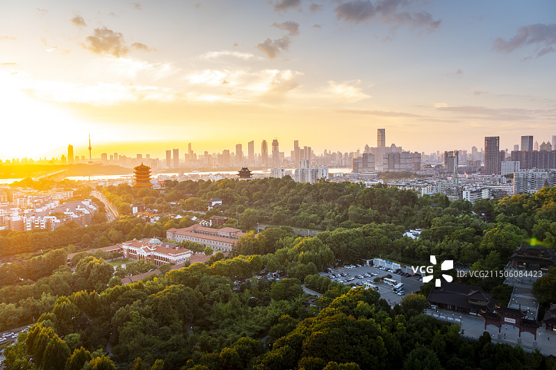 金色武汉三件套：黄鹤楼公园蛇山龟山长江大桥龟山电视塔和鄂军都督府同框图片素材