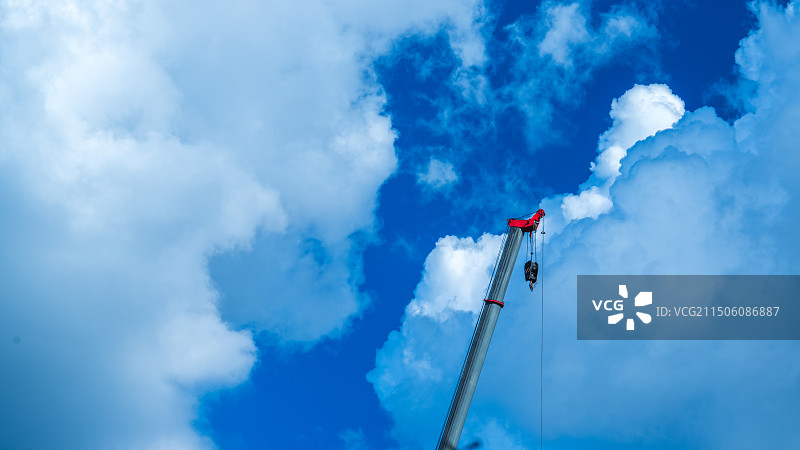 蓝天白云与吊车图片素材