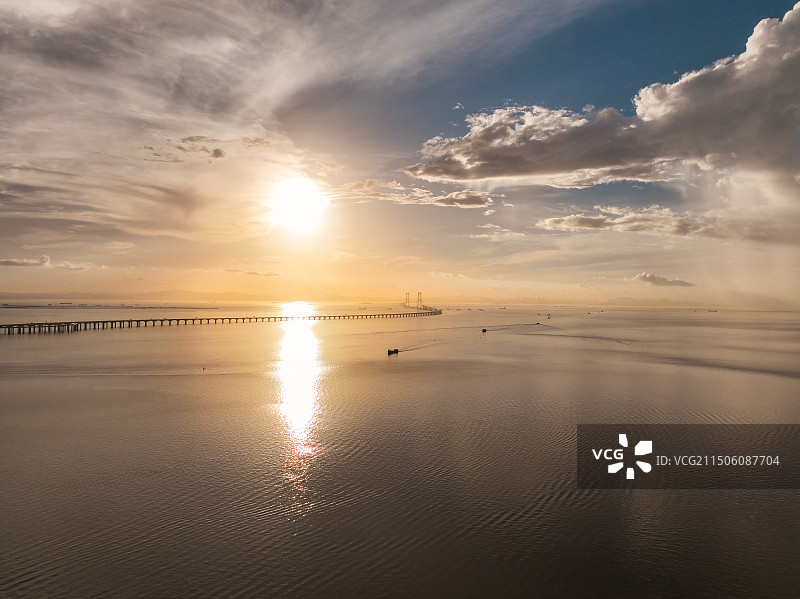 日出时航拍的深中通道和伶仃洋全景图片素材
