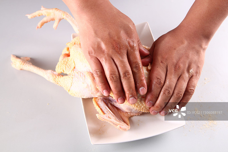 按摩碟子上的黄鸡图片素材