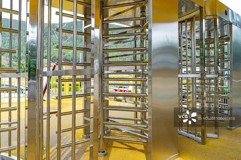 中国公共设施拍摄主题，一个不锈钢的单向十字转门和电子智能感应刷卡门锁，室内无人图像摄影图片素材