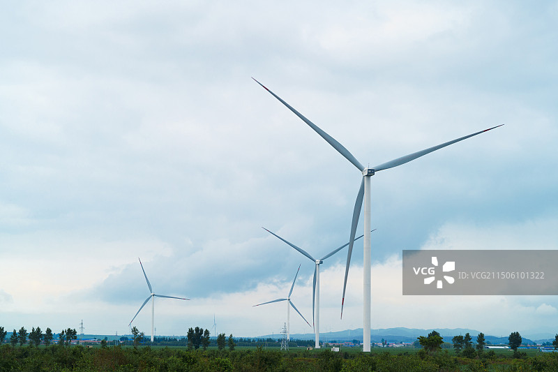 阴天下的多个风力发电机图片素材