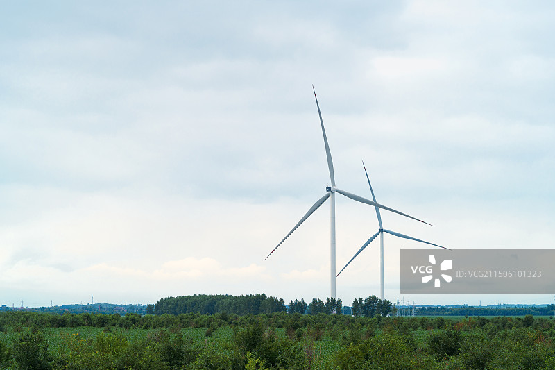阴天下的多个风力发电机图片素材