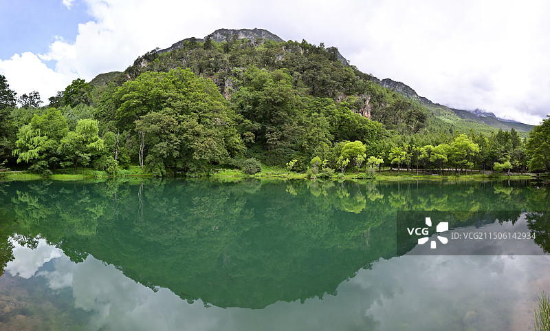 山林中望天的湖光山色（中国云南省丽江玉湖村景区“玉柱擎天风景区”）图片素材