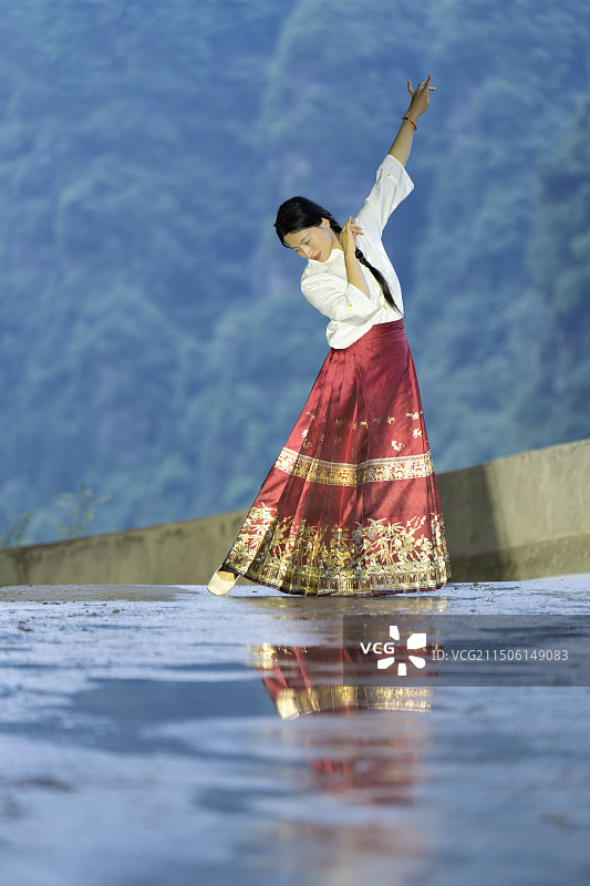 在悬崖公路上跳舞的女子图片素材