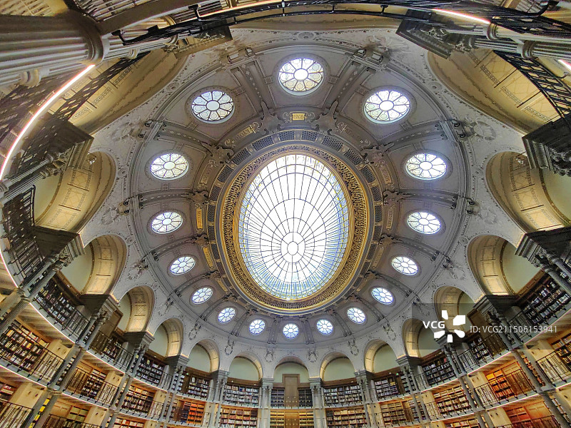 华为三丫坡图书馆内景东莞松山湖，华为三丫坡园区，图书馆金碧辉煌，穹顶的巨大天窗，如瞳孔一般图片素材