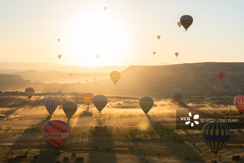 土耳其卡帕多起亚格雷梅小镇朝阳下的热气球图片素材