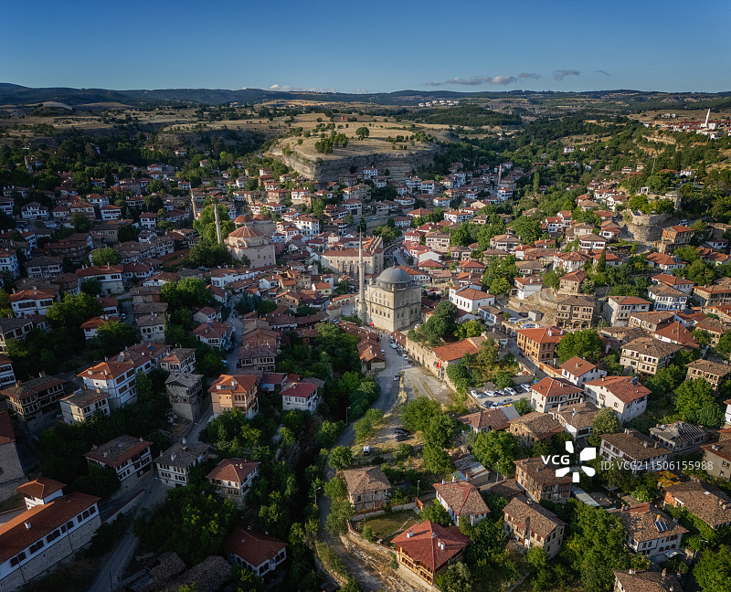 土耳其蓝天下的番红花小镇全景图片素材
