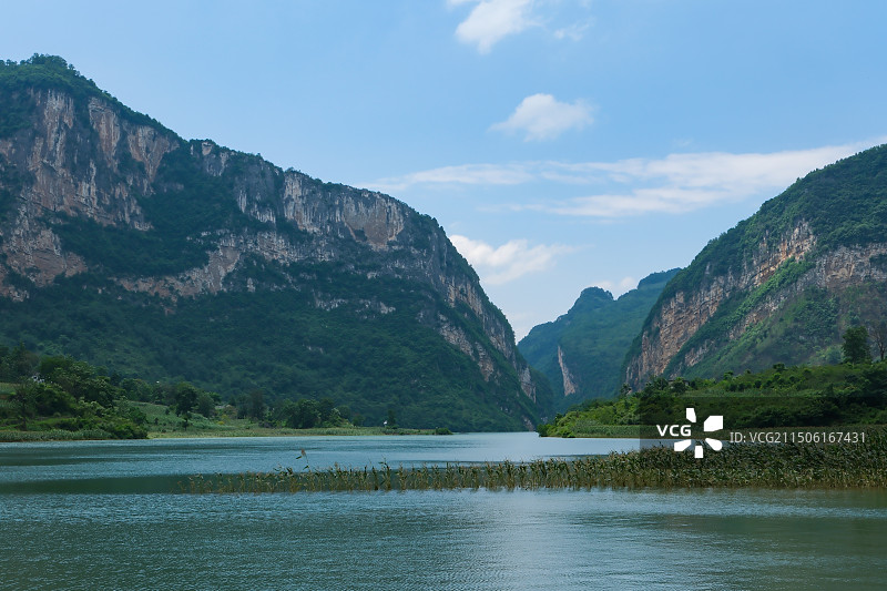 中国贵州省贵阳市修文县大石镇大屯村六广河峡谷及乡村风光图片素材