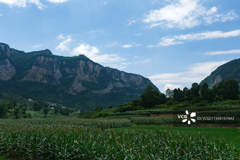 中国贵州省贵阳市修文县大石镇大屯村六广河峡谷及乡村风光图片素材