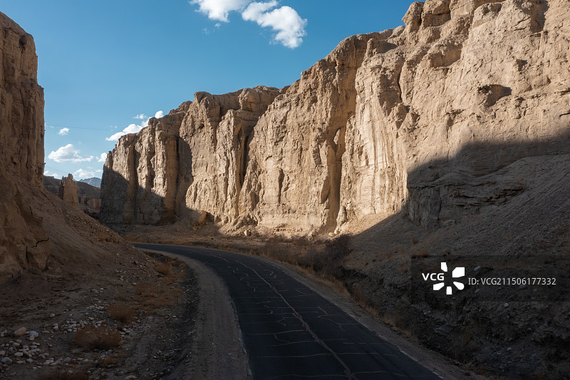 西藏阿里地区札达县土林和穿梭其间的公路图片素材
