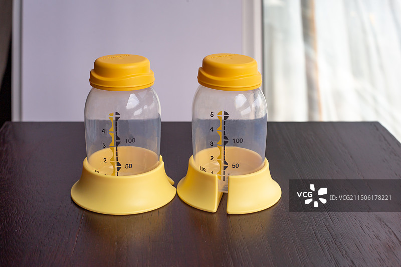 电动吸奶器 母乳保存图片素材