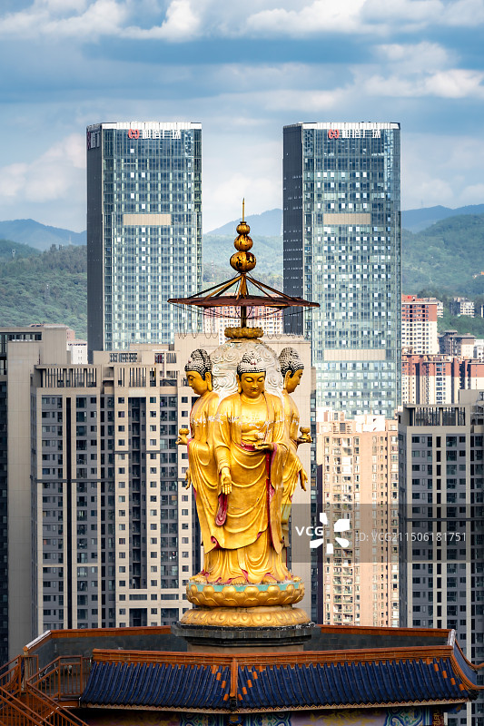 虚宁寺四面佛和和谐广场同框图片素材