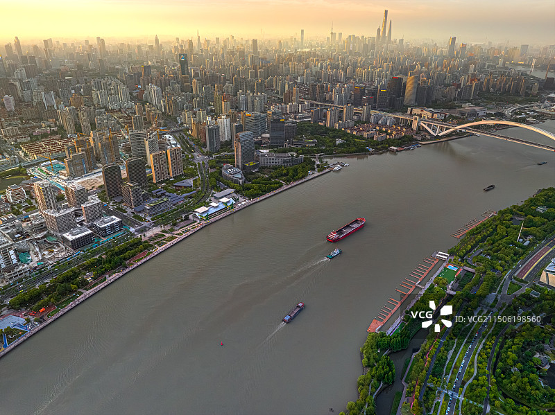 龙华东路800号南园滨江绿地 日晖港 超大城市河流金色晚霞 黄浦江徐汇滨江城市面貌图片素材