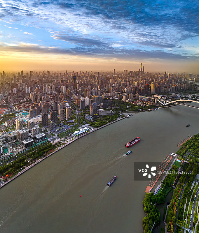 龙华东路800号南园滨江绿地 日晖港 超大城市河流金色晚霞 黄浦江徐汇滨江城市面貌图片素材