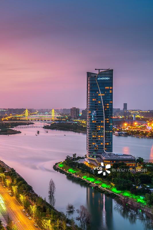 西安浐灞城市夜景元朔大桥艾美酒店火烧云夜景图片素材
