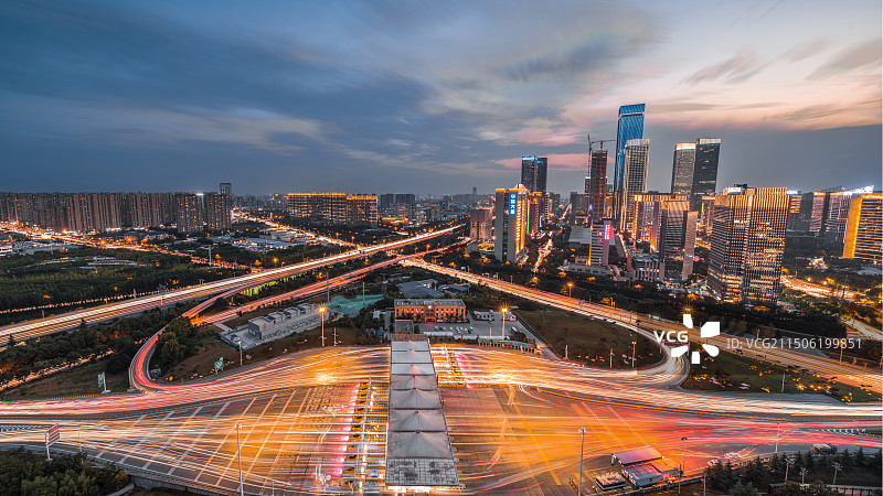西安锦业路商业区CBD超级夜景和车流车轨图片素材
