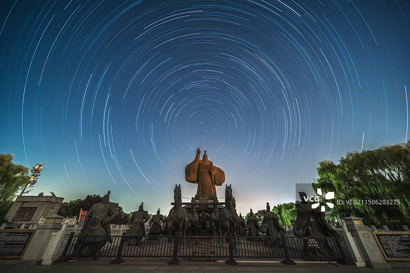 西安汉城湖汉武大帝雕塑星空星轨图片素材