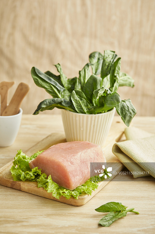 木板桌子上有新鲜的瘦肉和蔬菜油麦菜图片素材
