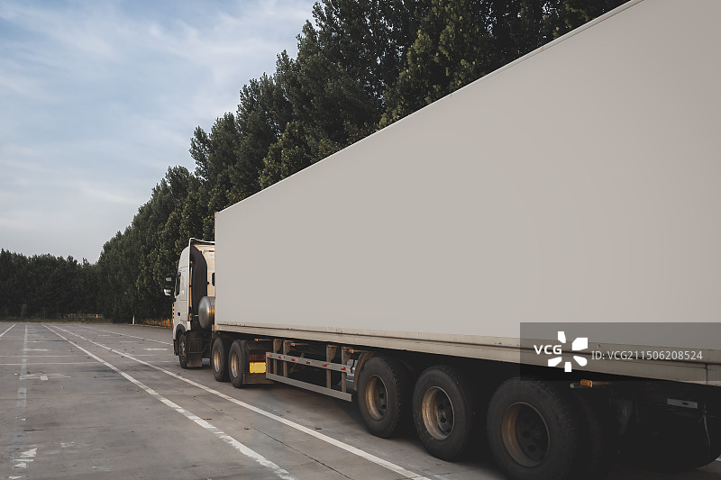 大型商用卡车停在路边图片素材