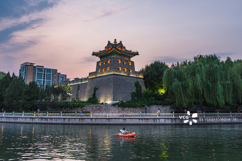中国北京角楼图书馆护城河划船休闲图片素材