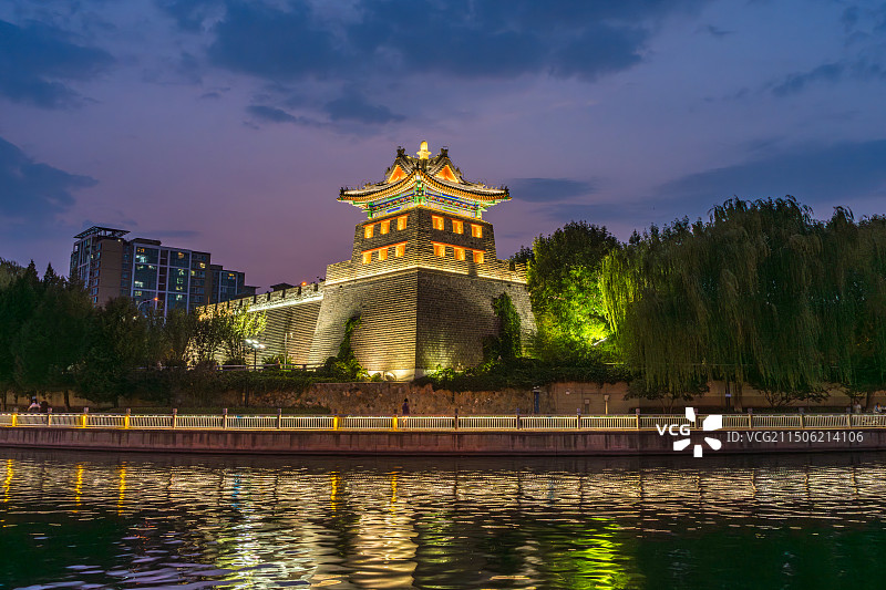 北京角楼图书馆护城河夜晚风光图片素材