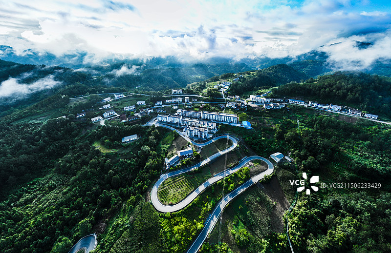 公路修上 了小山村，图片素材