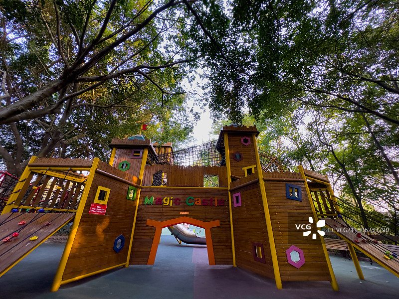 树林里的儿童乐园图片素材