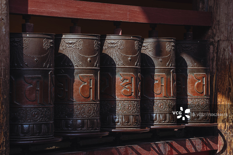 塔尔寺佛教建筑-转经筒图片素材