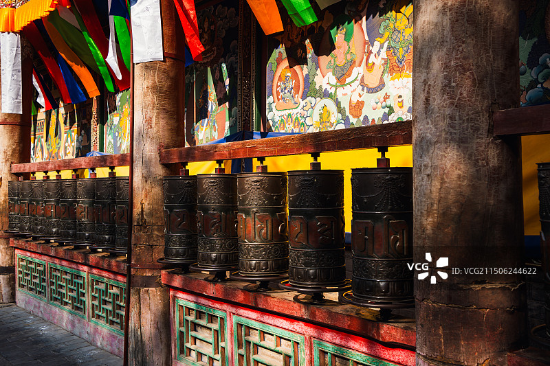 塔尔寺佛教建筑-转经筒图片素材